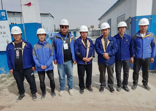 公司領導五?一節(jié)期間慰問一線員工